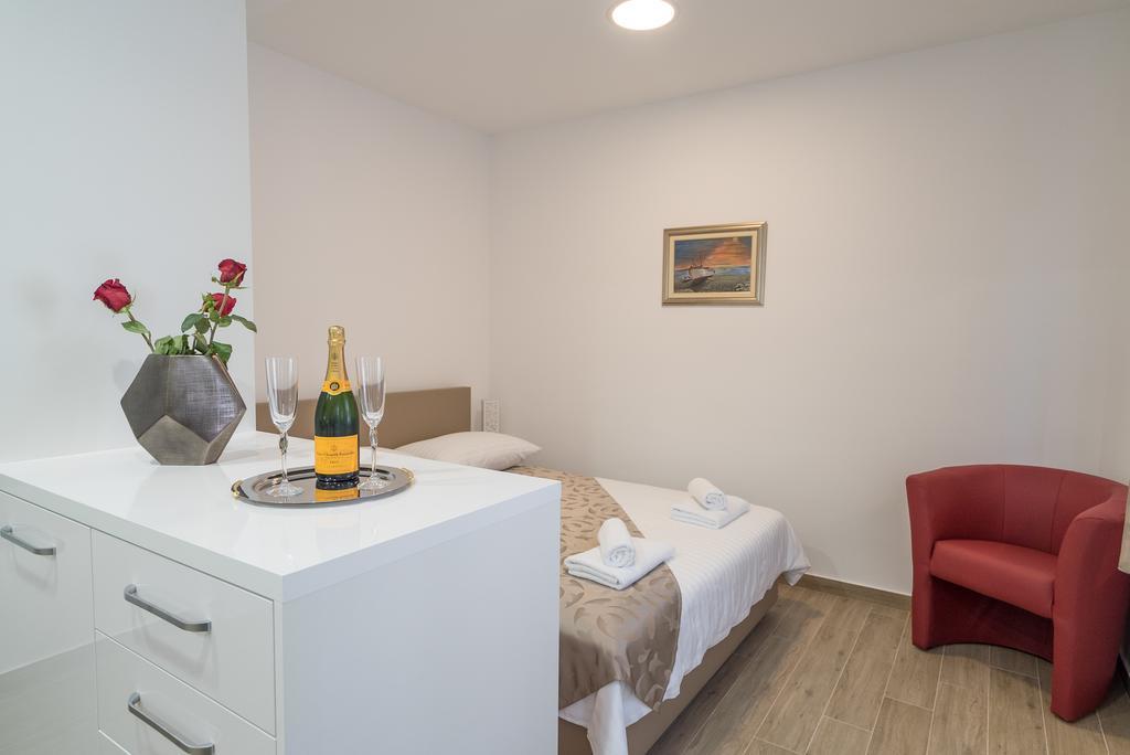 Drop In Split Luxury Suites Экстерьер фото